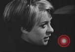 Standbild Gitarre singen Volksmusik Kanada, 1968, aus Sekunde 56 historischem Filmmaterial Videoclip 65675078448