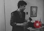 Standbild Ein Teenager-Paar Kanada, 1968, aus Sekunde 8 historischem Filmmaterial Videoclip 65675078449