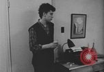 Standbild Ein Teenager-Paar Kanada, 1968, aus Sekunde 10 historischem Filmmaterial Videoclip 65675078449