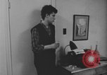 Standbild Ein Teenager-Paar Kanada, 1968, aus Sekunde 11 historischem Filmmaterial Videoclip 65675078449
