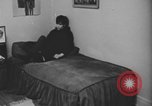 Standbild Ein Teenager-Paar Kanada, 1968, aus Sekunde 15 historischem Filmmaterial Videoclip 65675078449