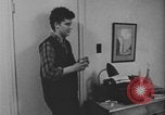 Standbild Ein Teenager-Paar Kanada, 1968, aus Sekunde 17 historischem Filmmaterial Videoclip 65675078449