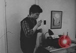 Standbild Ein Teenager-Paar Kanada, 1968, aus Sekunde 20 historischem Filmmaterial Videoclip 65675078449
