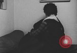 Standbild Ein Teenager-Paar Kanada, 1968, aus Sekunde 56 historischem Filmmaterial Videoclip 65675078449