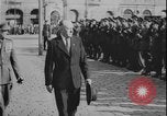 Standbild Tschechoslowakei Säuberung Prag Tschechoslowakei, 1948, aus Sekunde 13 historischem Filmmaterial Videoclip 65675078473