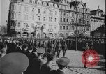 Standbild Tschechoslowakei Säuberung Prag Tschechoslowakei, 1948, aus Sekunde 45 historischem Filmmaterial Videoclip 65675078473