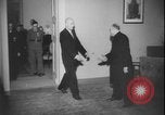 Standbild Tschechoslowakei Säuberung Prag Tschechoslowakei, 1948, aus Sekunde 53 historischem Filmmaterial Videoclip 65675078473
