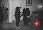 Standbild Tschechoslowakei Säuberung Prag Tschechoslowakei, 1948, aus Sekunde 54 historischem Filmmaterial Videoclip 65675078473