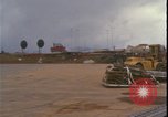 Standbild C-130 Landung Vietnamkrieg Khe Sanh Vietnam, 1968, aus Sekunde 20 historischem Filmmaterial Videoclip 65675078592