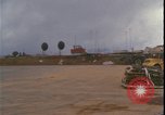 Standbild C-130 Landung Vietnamkrieg Khe Sanh Vietnam, 1968, aus Sekunde 23 historischem Filmmaterial Videoclip 65675078592