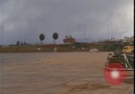 Standbild C-130 Landung Vietnamkrieg Khe Sanh Vietnam, 1968, aus Sekunde 26 historischem Filmmaterial Videoclip 65675078592