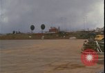 Standbild C-130 Landung Vietnamkrieg Khe Sanh Vietnam, 1968, aus Sekunde 30 historischem Filmmaterial Videoclip 65675078592