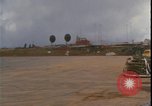 Standbild C-130 Landung Vietnamkrieg Khe Sanh Vietnam, 1968, aus Sekunde 31 historischem Filmmaterial Videoclip 65675078592