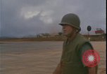 Standbild C-130 Landung Vietnamkrieg Khe Sanh Vietnam, 1968, aus Sekunde 34 historischem Filmmaterial Videoclip 65675078592