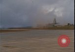 Standbild C-130 Landung Vietnamkrieg Khe Sanh Vietnam, 1968, aus Sekunde 36 historischem Filmmaterial Videoclip 65675078592