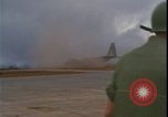 Standbild C-130 Landung Vietnamkrieg Khe Sanh Vietnam, 1968, aus Sekunde 38 historischem Filmmaterial Videoclip 65675078592