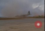 Standbild C-130 Landung Vietnamkrieg Khe Sanh Vietnam, 1968, aus Sekunde 39 historischem Filmmaterial Videoclip 65675078592