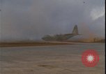 Standbild C-130 Landung Vietnamkrieg Khe Sanh Vietnam, 1968, aus Sekunde 41 historischem Filmmaterial Videoclip 65675078592
