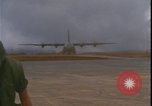 Standbild C-130 Landung Vietnamkrieg Khe Sanh Vietnam, 1968, aus Sekunde 42 historischem Filmmaterial Videoclip 65675078592