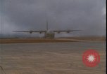 Standbild C-130 Landung Vietnamkrieg Khe Sanh Vietnam, 1968, aus Sekunde 43 historischem Filmmaterial Videoclip 65675078592