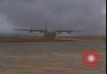 Standbild C-130 Landung Vietnamkrieg Khe Sanh Vietnam, 1968, aus Sekunde 44 historischem Filmmaterial Videoclip 65675078592