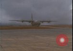 Standbild C-130 Landung Vietnamkrieg Khe Sanh Vietnam, 1968, aus Sekunde 45 historischem Filmmaterial Videoclip 65675078592