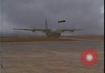 Standbild C-130 Landung Vietnamkrieg Khe Sanh Vietnam, 1968, aus Sekunde 46 historischem Filmmaterial Videoclip 65675078592
