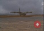 Standbild C-130 Landung Vietnamkrieg Khe Sanh Vietnam, 1968, aus Sekunde 47 historischem Filmmaterial Videoclip 65675078592