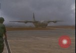 Standbild C-130 Landung Vietnamkrieg Khe Sanh Vietnam, 1968, aus Sekunde 48 historischem Filmmaterial Videoclip 65675078592