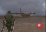Standbild C-130 Landung Vietnamkrieg Khe Sanh Vietnam, 1968, aus Sekunde 49 historischem Filmmaterial Videoclip 65675078592