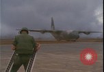 Standbild C-130 Landung Vietnamkrieg Khe Sanh Vietnam, 1968, aus Sekunde 52 historischem Filmmaterial Videoclip 65675078592