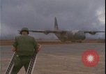 Standbild C-130 Landung Vietnamkrieg Khe Sanh Vietnam, 1968, aus Sekunde 53 historischem Filmmaterial Videoclip 65675078592