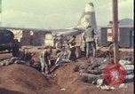Standbild Soldaten füllen Sandsäcke Vietnam Krieg Khe Sanh Vietnam, 1968, aus Sekunde 1 historischem Filmmaterial Videoclip 65675078595