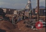 Standbild Soldaten füllen Sandsäcke Vietnam Krieg Khe Sanh Vietnam, 1968, aus Sekunde 3 historischem Filmmaterial Videoclip 65675078595