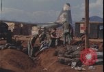 Standbild Soldaten füllen Sandsäcke Vietnam Krieg Khe Sanh Vietnam, 1968, aus Sekunde 4 historischem Filmmaterial Videoclip 65675078595