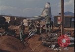 Standbild Soldaten füllen Sandsäcke Vietnam Krieg Khe Sanh Vietnam, 1968, aus Sekunde 5 historischem Filmmaterial Videoclip 65675078595