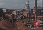 Standbild Soldaten füllen Sandsäcke Vietnam Krieg Khe Sanh Vietnam, 1968, aus Sekunde 6 historischem Filmmaterial Videoclip 65675078595