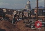 Standbild Soldaten füllen Sandsäcke Vietnam Krieg Khe Sanh Vietnam, 1968, aus Sekunde 7 historischem Filmmaterial Videoclip 65675078595