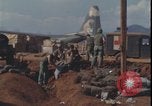 Standbild Soldaten füllen Sandsäcke Vietnam Krieg Khe Sanh Vietnam, 1968, aus Sekunde 8 historischem Filmmaterial Videoclip 65675078595