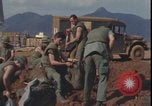 Standbild Soldaten füllen Sandsäcke Vietnam Krieg Khe Sanh Vietnam, 1968, aus Sekunde 11 historischem Filmmaterial Videoclip 65675078595