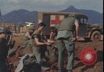 Standbild Soldaten füllen Sandsäcke Vietnam Krieg Khe Sanh Vietnam, 1968, aus Sekunde 13 historischem Filmmaterial Videoclip 65675078595