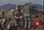 Standbild Soldaten füllen Sandsäcke Vietnam Krieg Khe Sanh Vietnam, 1968, aus Sekunde 14 historischem Filmmaterial Videoclip 65675078595