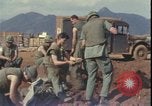 Standbild Soldaten füllen Sandsäcke Vietnam Krieg Khe Sanh Vietnam, 1968, aus Sekunde 15 historischem Filmmaterial Videoclip 65675078595