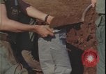 Standbild Soldaten füllen Sandsäcke Vietnam Krieg Khe Sanh Vietnam, 1968, aus Sekunde 16 historischem Filmmaterial Videoclip 65675078595