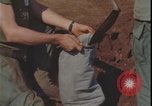 Standbild Soldaten füllen Sandsäcke Vietnam Krieg Khe Sanh Vietnam, 1968, aus Sekunde 17 historischem Filmmaterial Videoclip 65675078595