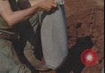 Standbild Soldaten füllen Sandsäcke Vietnam Krieg Khe Sanh Vietnam, 1968, aus Sekunde 18 historischem Filmmaterial Videoclip 65675078595