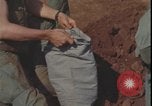 Standbild Soldaten füllen Sandsäcke Vietnam Krieg Khe Sanh Vietnam, 1968, aus Sekunde 19 historischem Filmmaterial Videoclip 65675078595