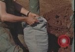 Standbild Soldaten füllen Sandsäcke Vietnam Krieg Khe Sanh Vietnam, 1968, aus Sekunde 20 historischem Filmmaterial Videoclip 65675078595