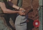 Standbild Soldaten füllen Sandsäcke Vietnam Krieg Khe Sanh Vietnam, 1968, aus Sekunde 21 historischem Filmmaterial Videoclip 65675078595