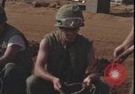 Standbild Soldaten füllen Sandsäcke Vietnam Krieg Khe Sanh Vietnam, 1968, aus Sekunde 34 historischem Filmmaterial Videoclip 65675078595